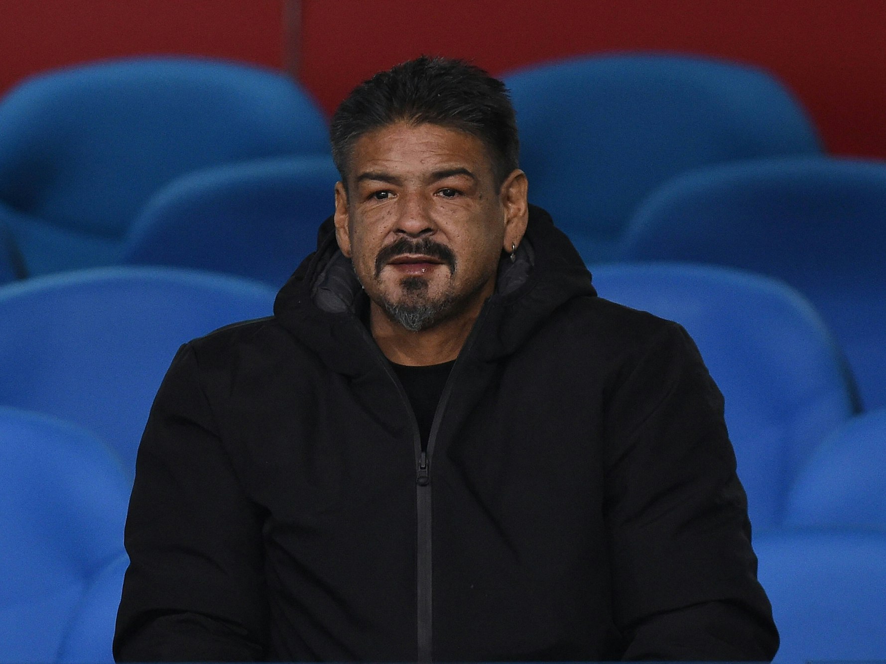 Hugo Maradona steht im Stadion der SSC Neapel.