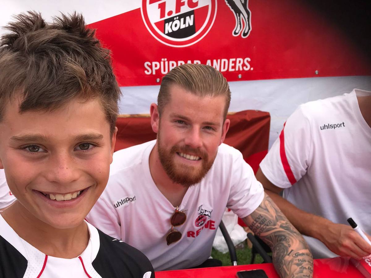 Timo Horn posiert für ein Foto mit dem kleinen Mattes.