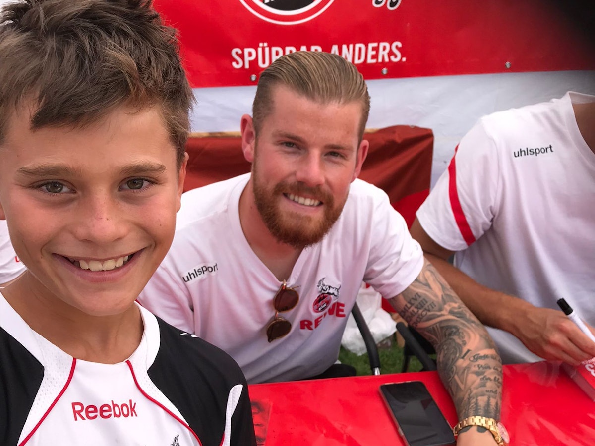 Timo Horn posiert für ein Foto mit dem kleinen Mattes.