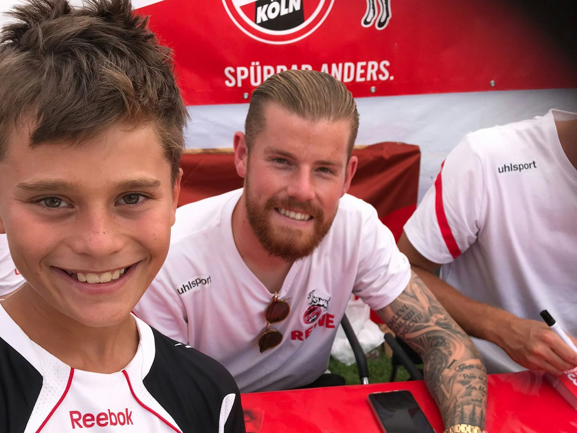 Timo Horn posiert für ein Foto mit dem kleinen Mattes.