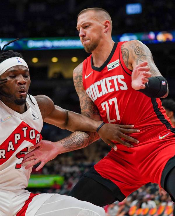 Torontos Precious Achiuwa versucht, mit dem Ball an Daniel Theis vorbeizukommen. Daniel Theis verbreitert dafür seine Körperfläche.