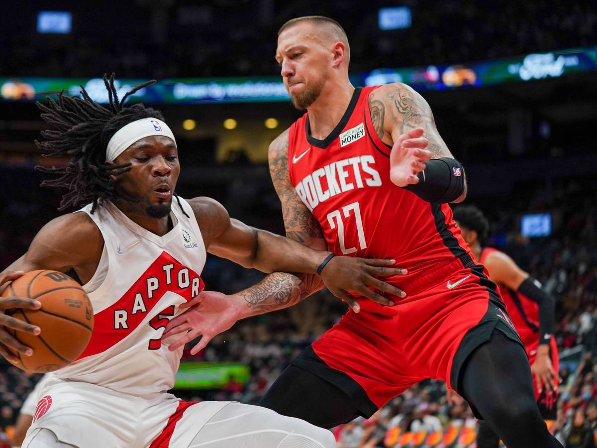 Torontos Precious Achiuwa versucht, mit dem Ball an Daniel Theis vorbeizukommen. Daniel Theis verbreitert dafür seine Körperfläche.