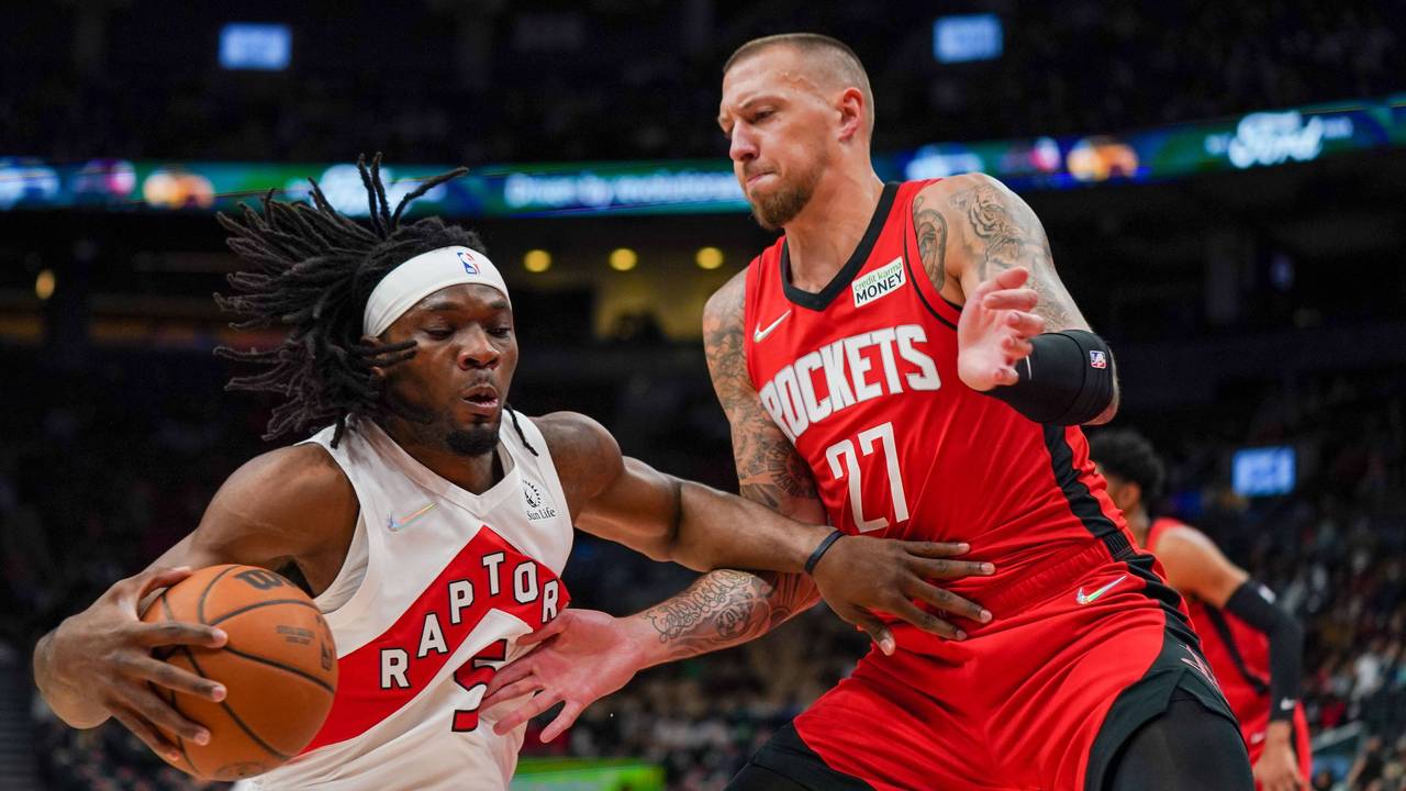 Torontos Precious Achiuwa versucht, mit dem Ball an Daniel Theis vorbeizukommen. Daniel Theis verbreitert dafür seine Körperfläche.