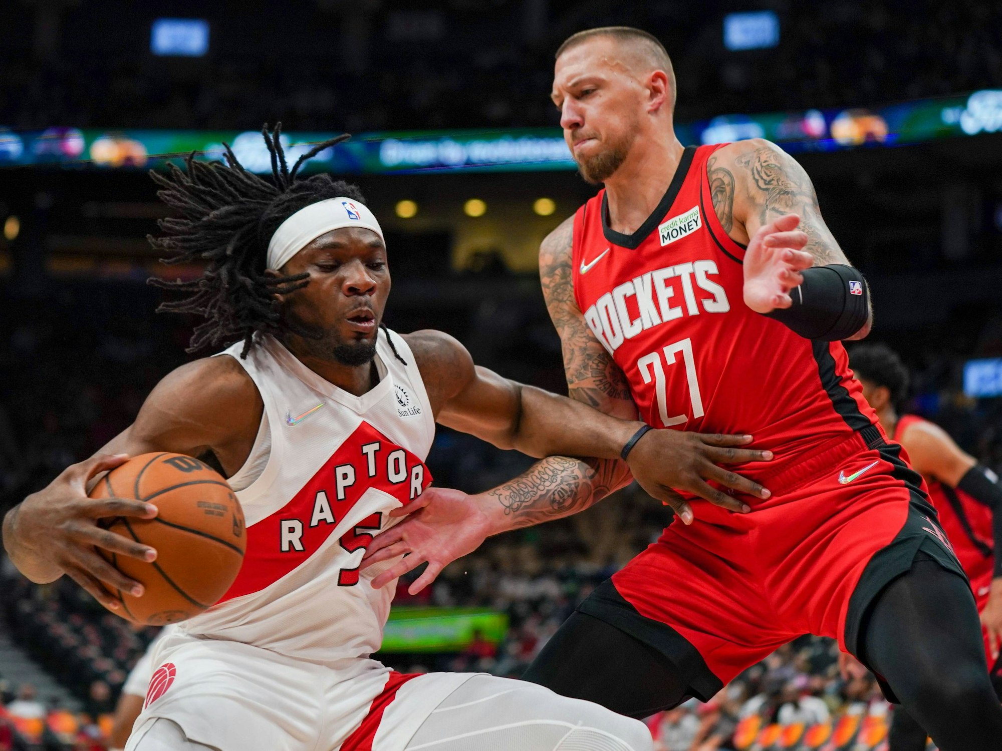 Torontos Precious Achiuwa versucht, mit dem Ball an Daniel Theis vorbeizukommen. Daniel Theis verbreitert dafür seine Körperfläche.