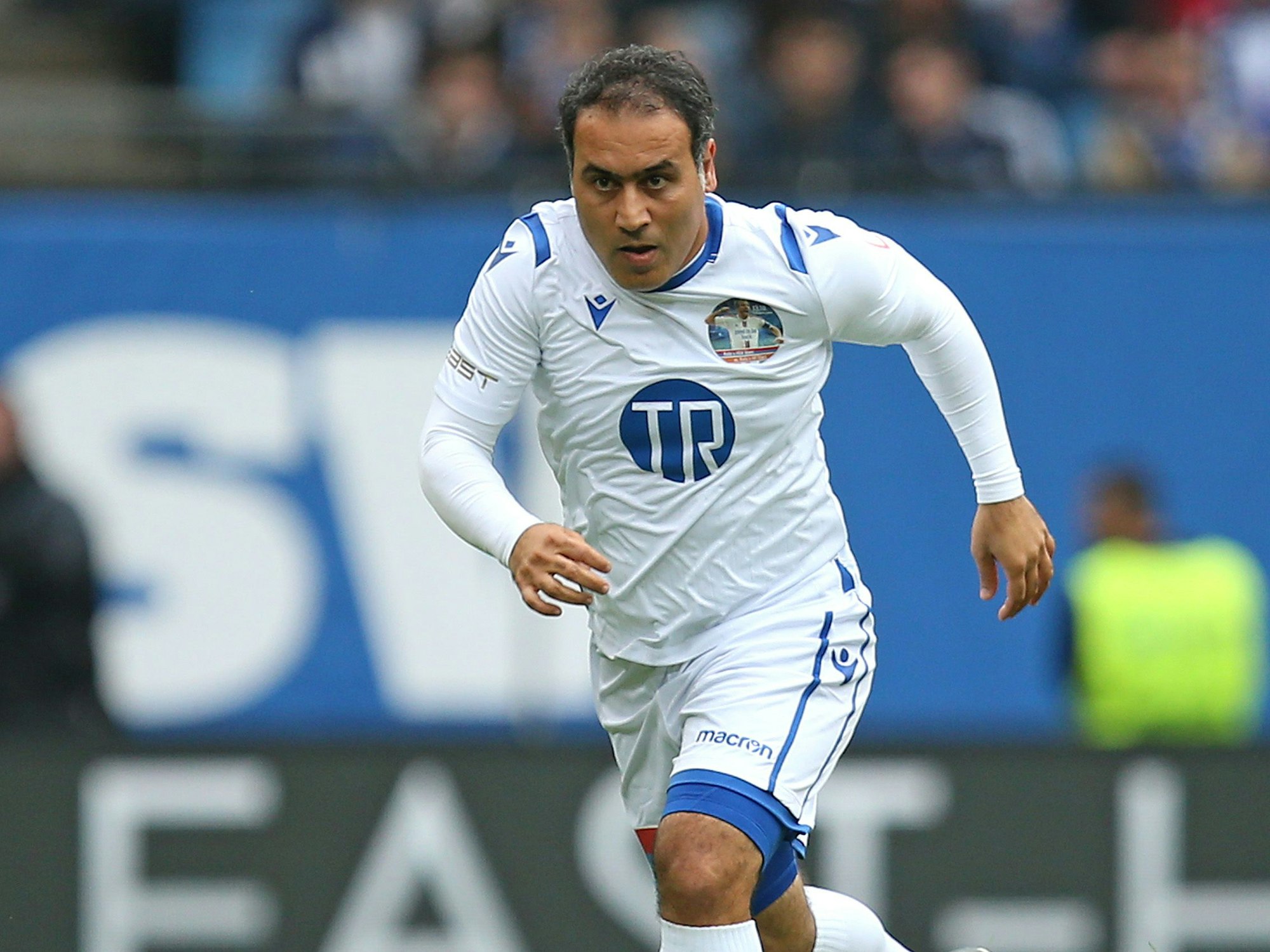 Der ehemalige HSV-Profi Mehdi Mahdavikia in Aktion.