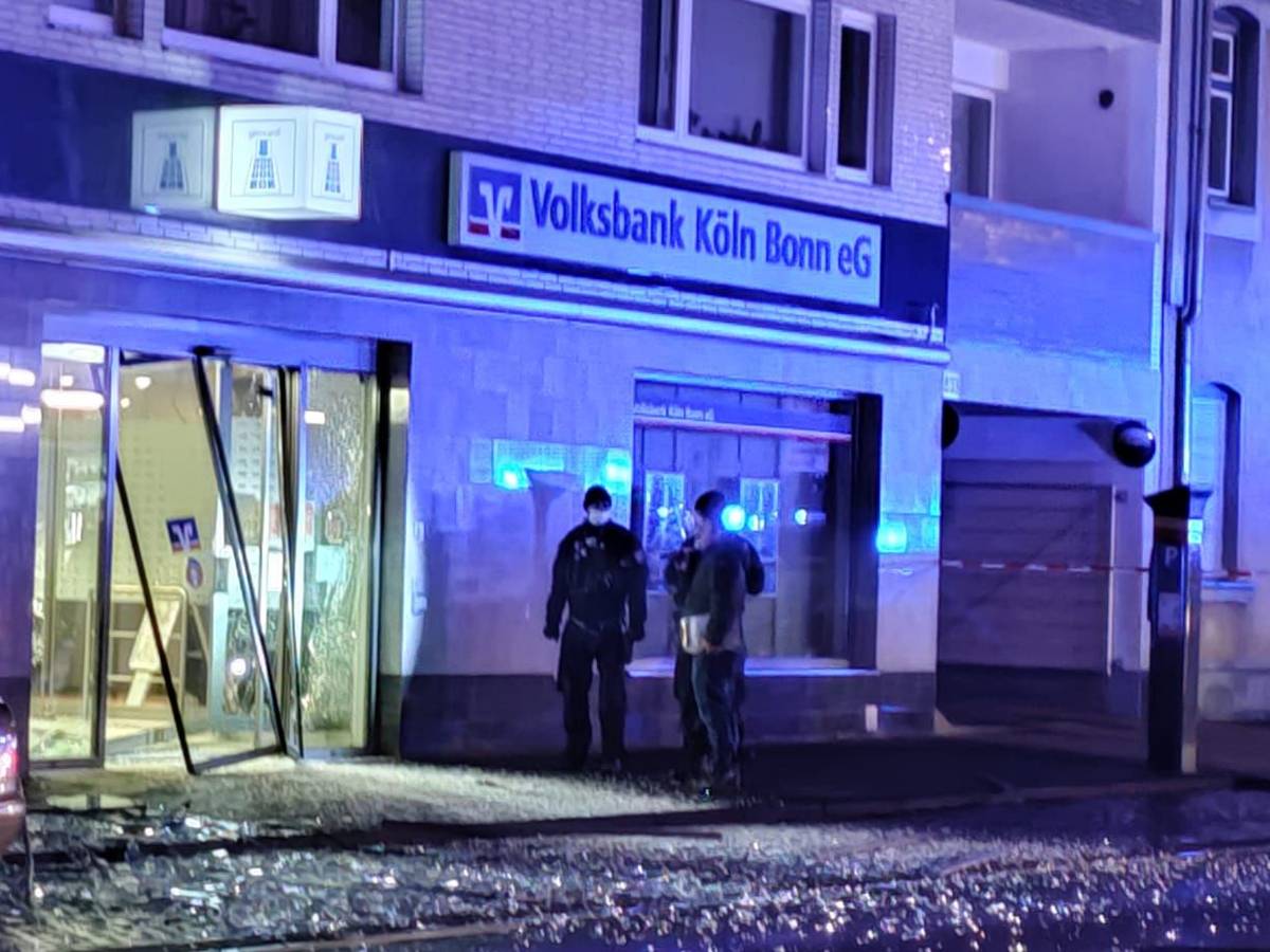 Zerstörte Bankfiliale auf der Olpener Straße.