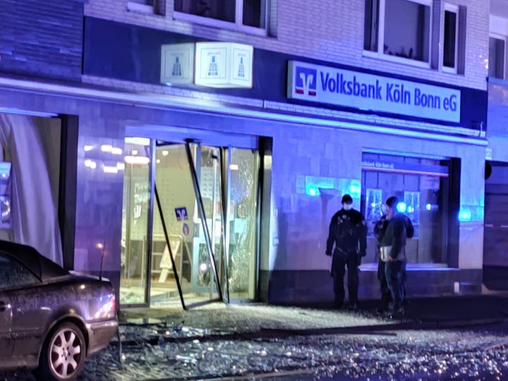 Zerstörte Bankfiliale auf der Olpener Straße.