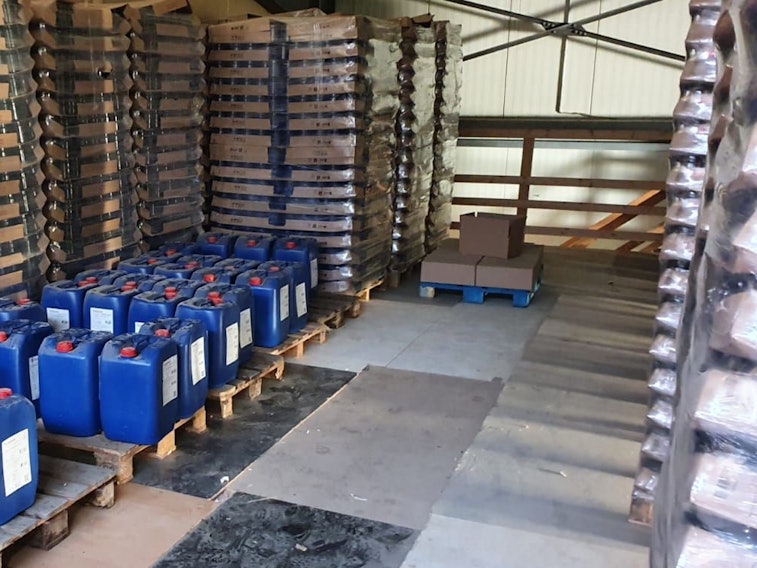 Die sichergestellten Materialien und Tabak in einer Halle.