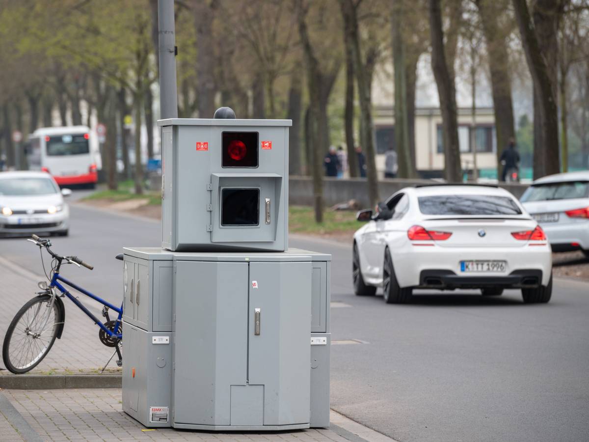 Eine mobile Radarblitzanlage steht auf der Alfred-Schütte-Allee in Köln.