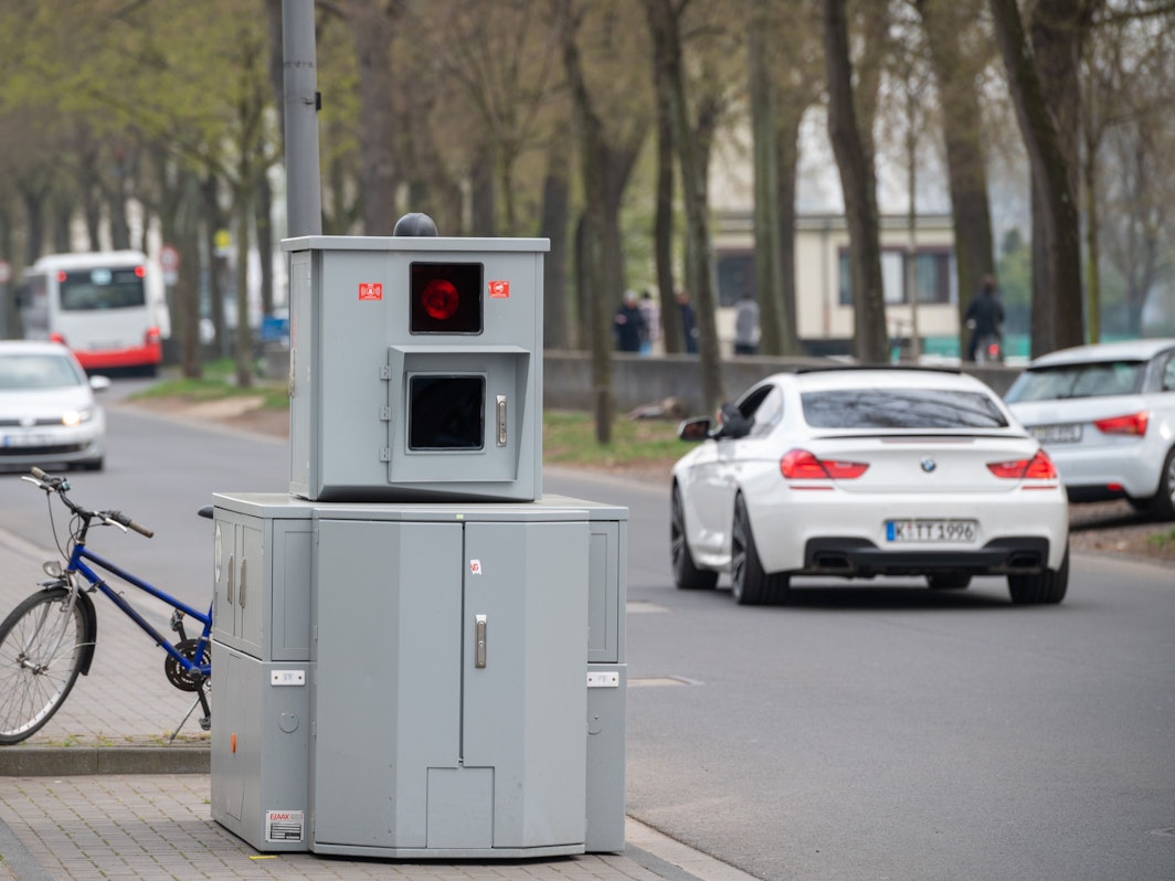 Eine mobile Radarblitzanlage steht auf der Alfred-Schütte-Allee in Köln.