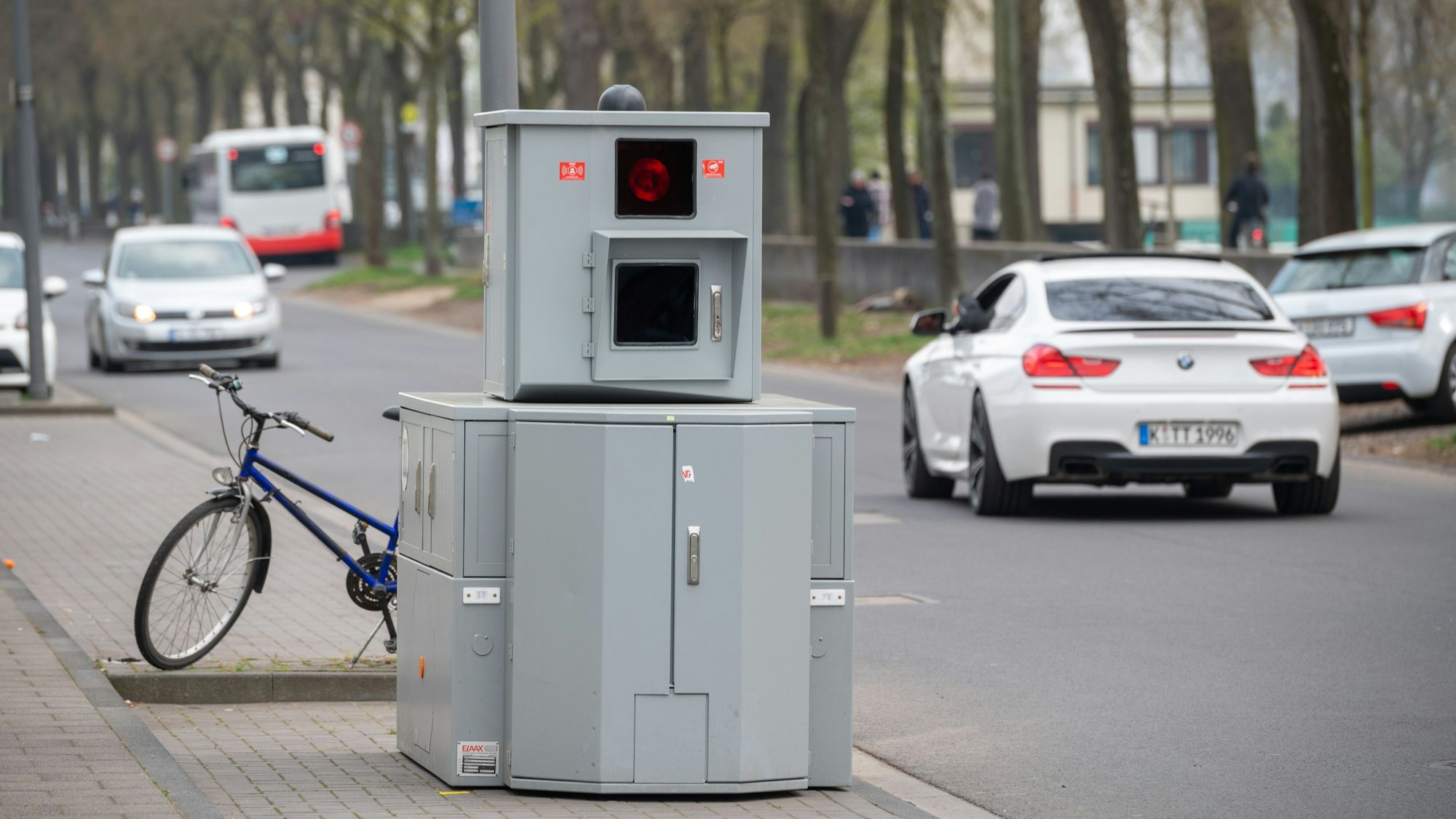 Eine mobile Radarblitzanlage steht auf der Alfred-Schütte-Allee in Köln.