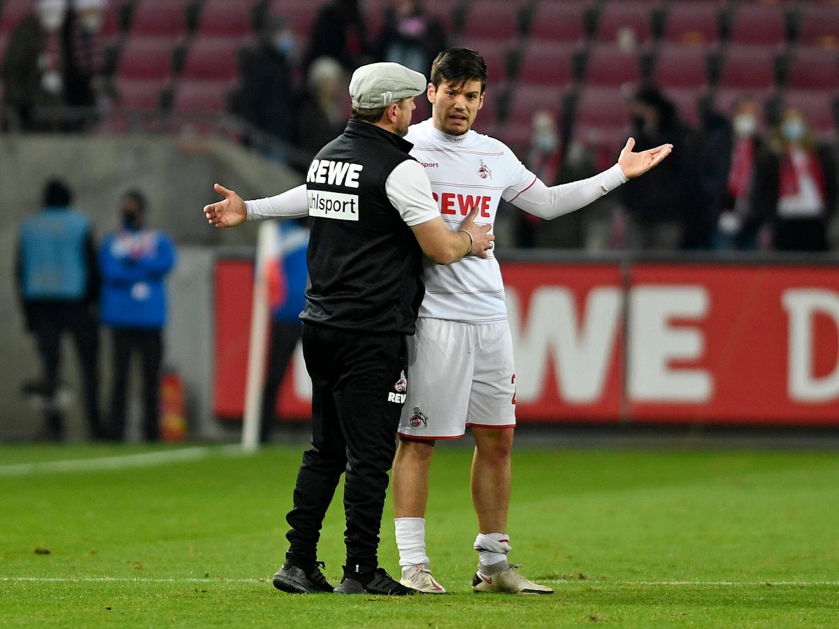 Jorge Meré diskutiert beim 1. FC Köln mit Steffen Baumgart.