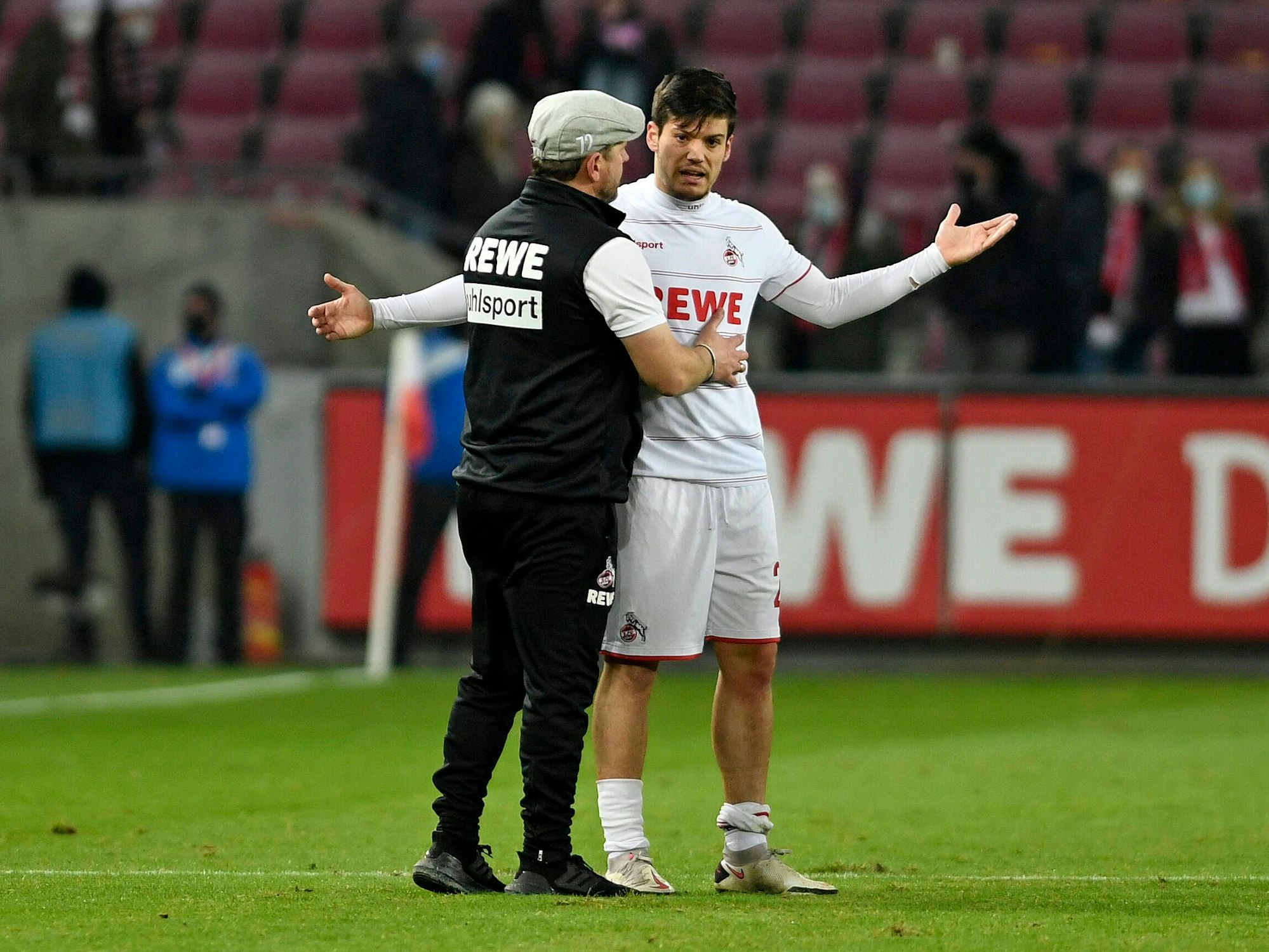 Jorge Meré diskutiert beim 1. FC Köln mit Steffen Baumgart.