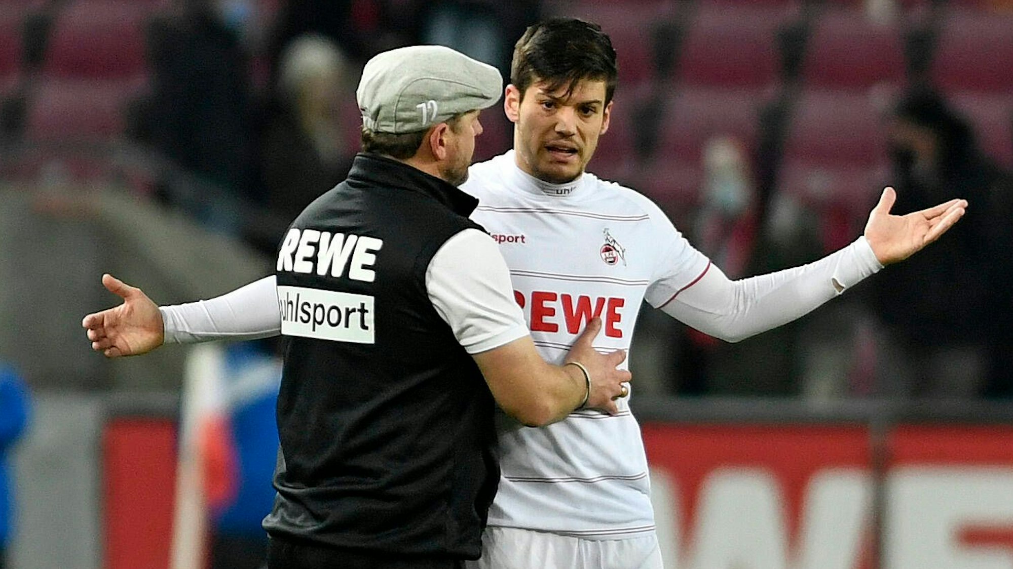 Jorge Meré diskutiert beim 1. FC Köln mit Steffen Baumgart.