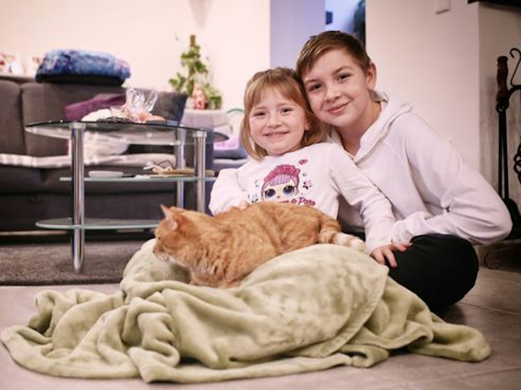 Julia und Dominique Bersuch mit ihrer Katze Bonnie, die nach dreieinhalb Jahren zur Familie zurückkehrte.