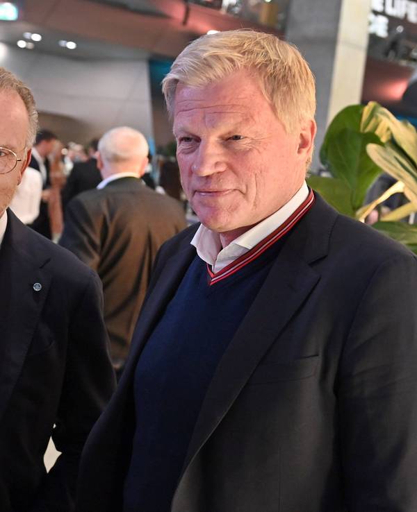 Karl-Heinz Rummenigge steht mit einem Glas Weißwein neben Oliver Kahn.