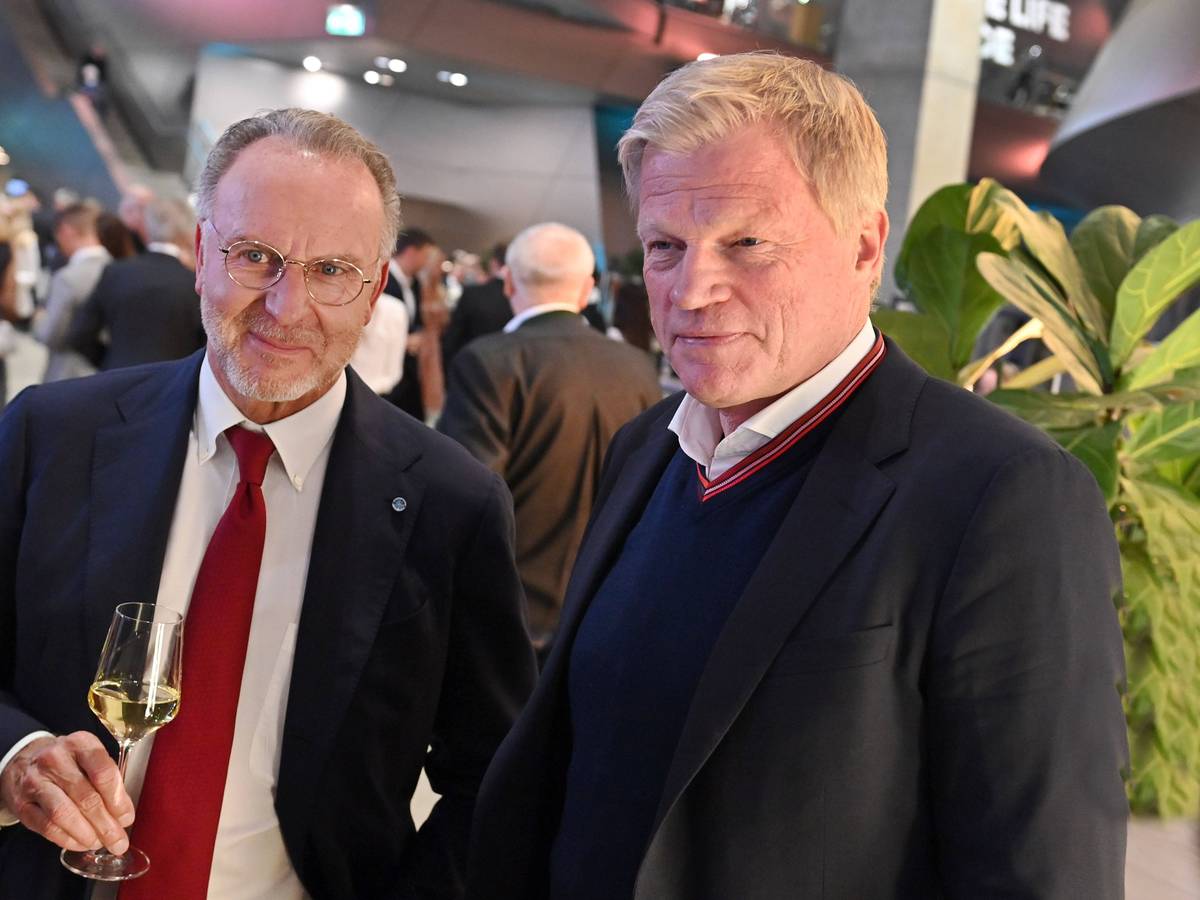 Karl-Heinz Rummenigge steht mit einem Glas Weißwein neben Oliver Kahn.