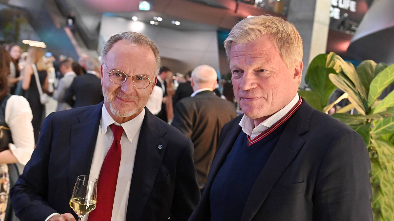 Karl-Heinz Rummenigge steht mit einem Glas Weißwein neben Oliver Kahn.