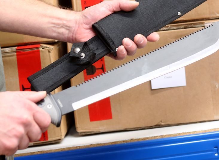 Mit einer Machete (Symbolfoto vom 16. Oktober 2019) jagten die beiden Jugendlichen einen Mitarbeiter der Moschee in Indonesien durch die Gänge.