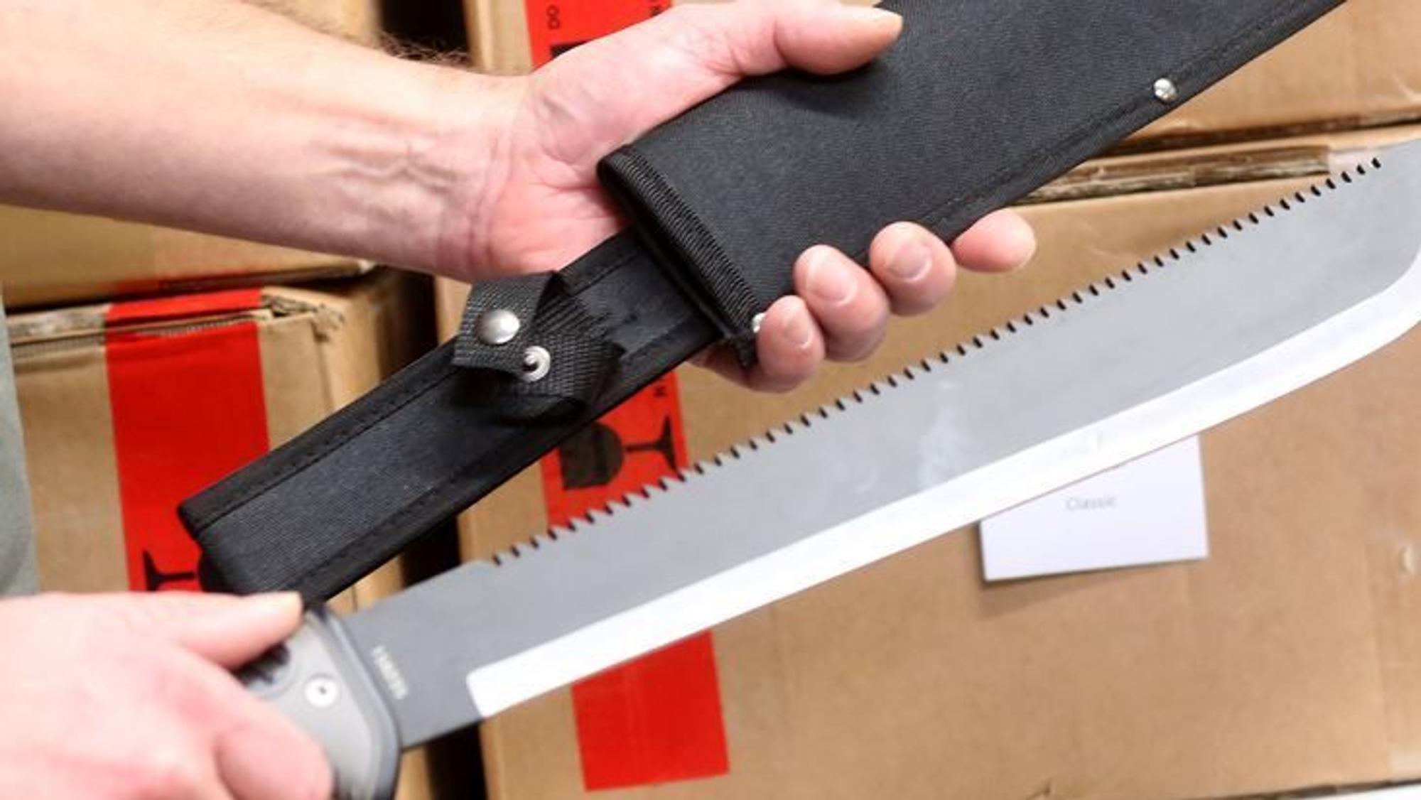 Mit einer Machete (Symbolfoto vom 16. Oktober 2019) jagten die beiden Jugendlichen einen Mitarbeiter der Moschee in Indonesien durch die Gänge.