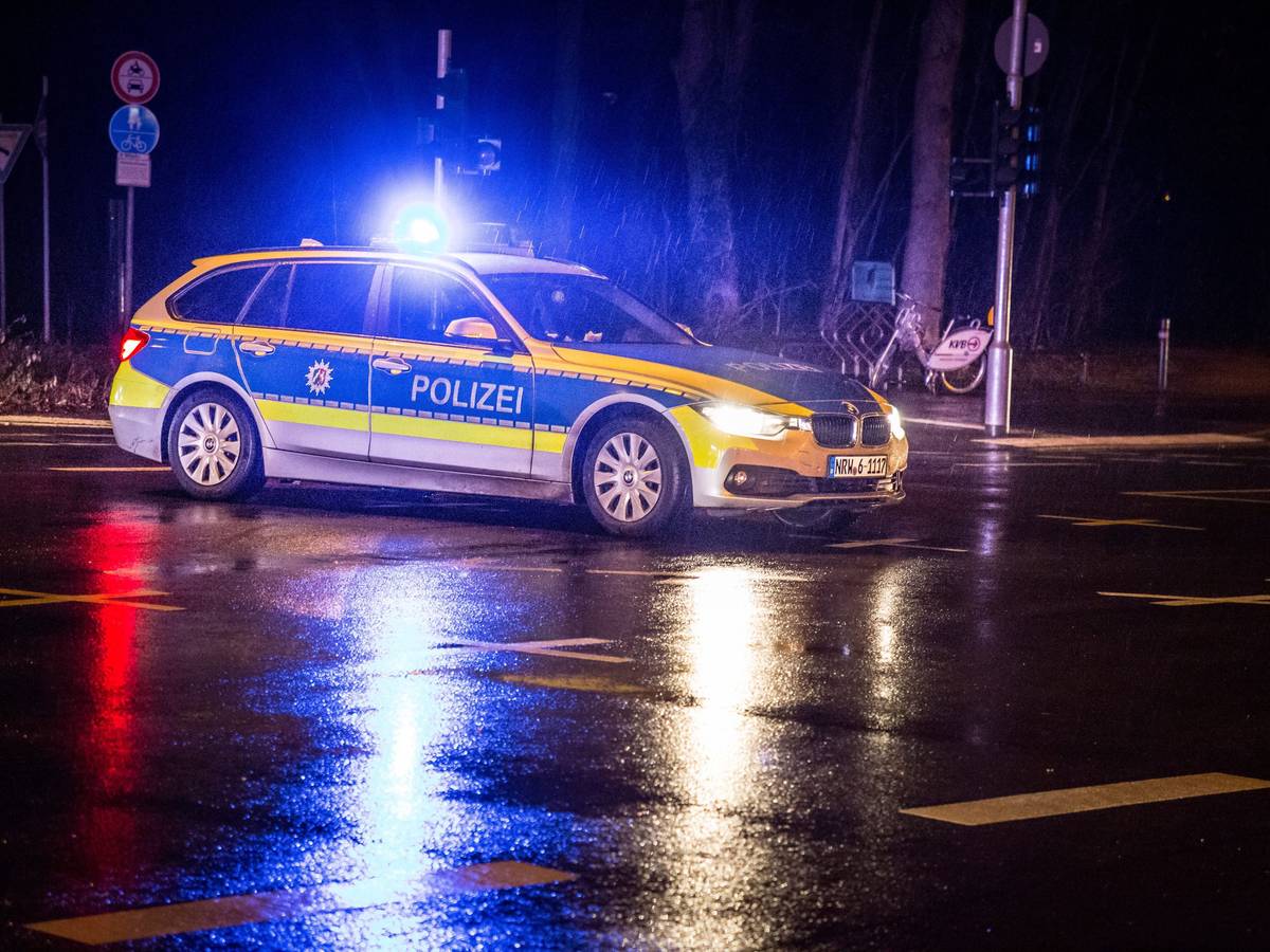 Streifenwagen auf einer Kreuzung