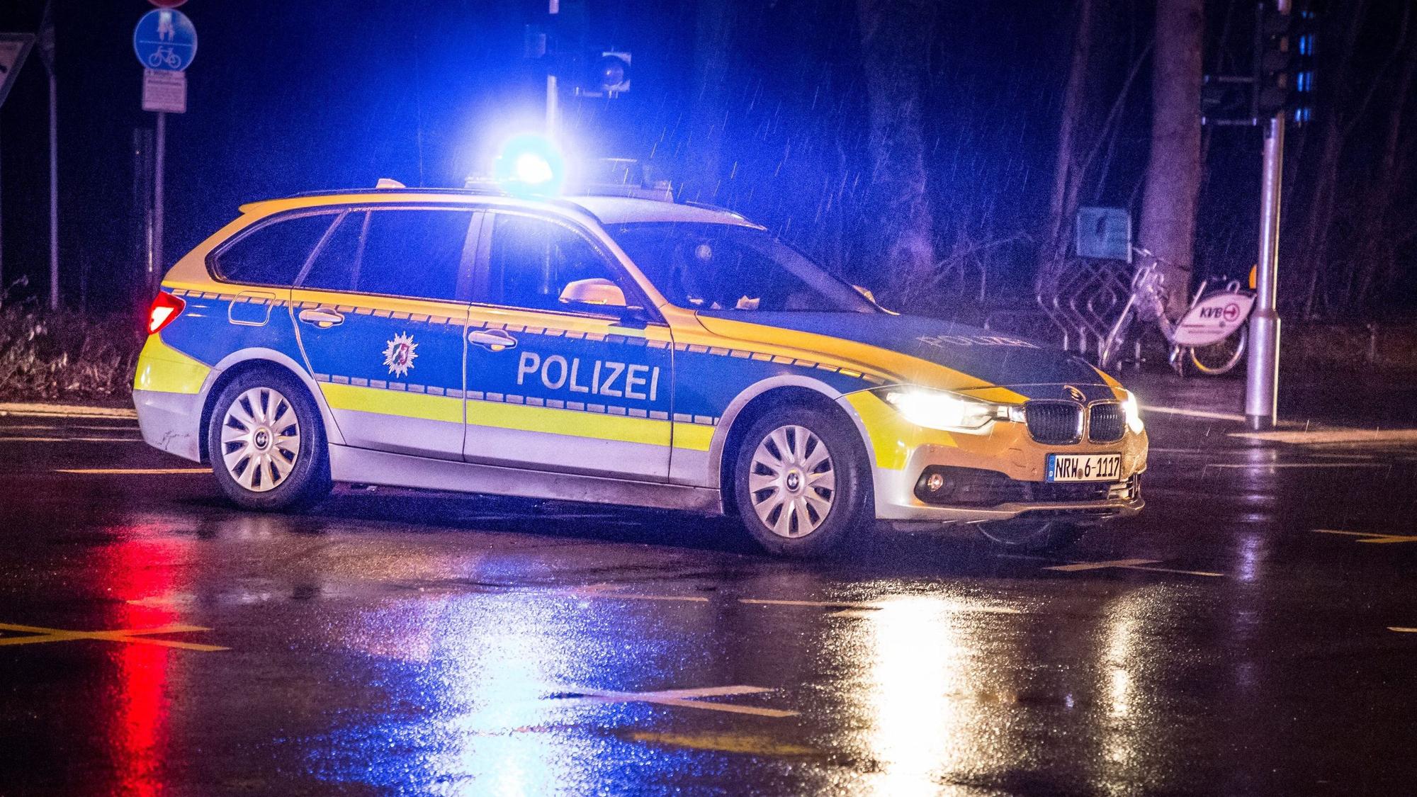 Streifenwagen auf einer Kreuzung