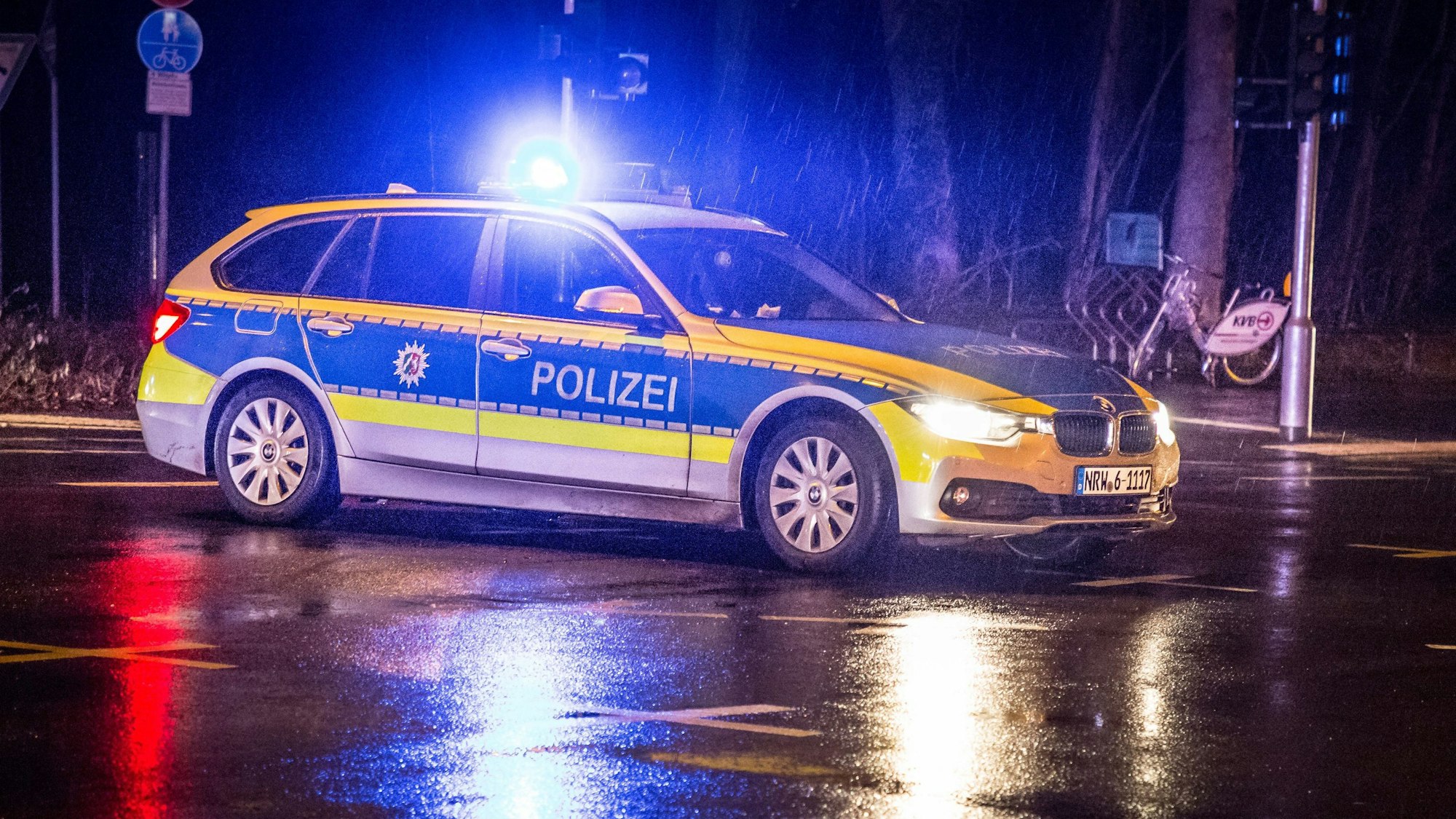 Streifenwagen auf einer Kreuzung