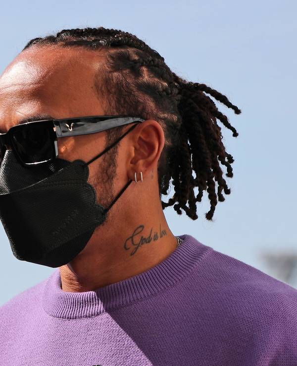 Lewis Hamilton aus Großbritannien vom Team Mercedes trägt einen Mund-Nasen-Schutz und kommt an der Rennstrecke Yas Marina an