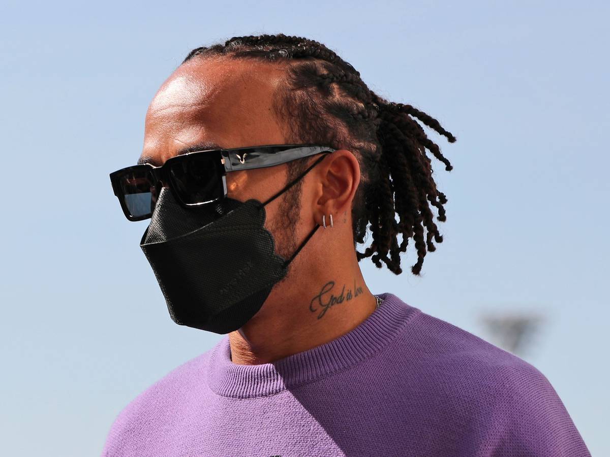 Lewis Hamilton aus Großbritannien vom Team Mercedes trägt einen Mund-Nasen-Schutz und kommt an der Rennstrecke Yas Marina an