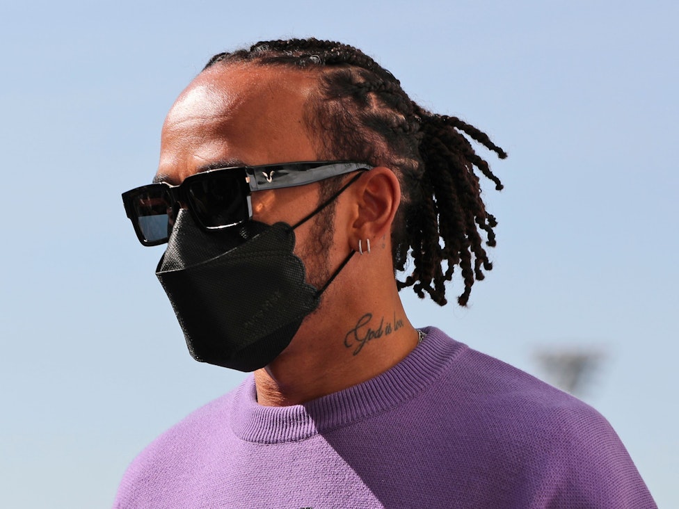 Lewis Hamilton aus Großbritannien vom Team Mercedes trägt einen Mund-Nasen-Schutz und kommt an der Rennstrecke Yas Marina an
