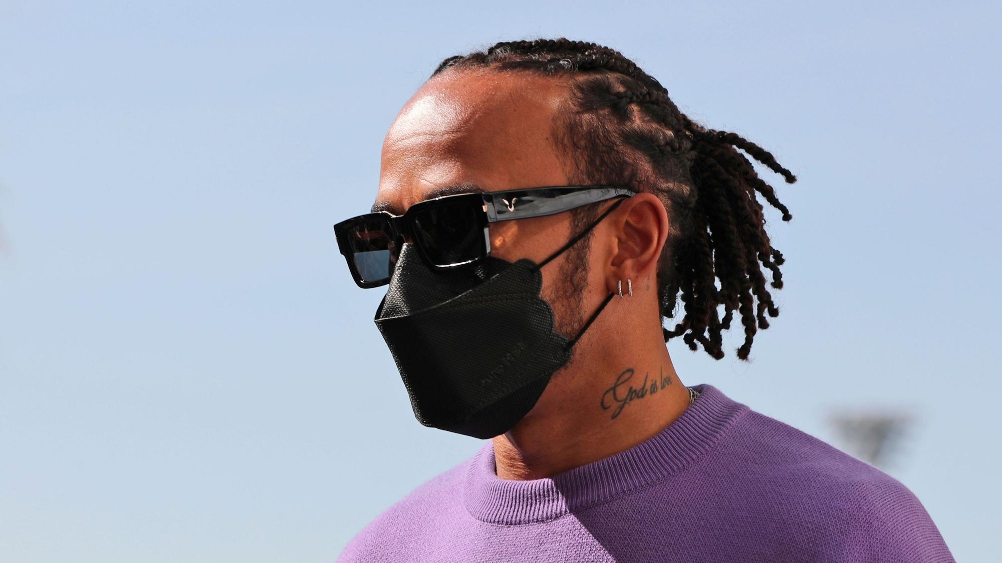 Lewis Hamilton aus Großbritannien vom Team Mercedes trägt einen Mund-Nasen-Schutz und kommt an der Rennstrecke Yas Marina an