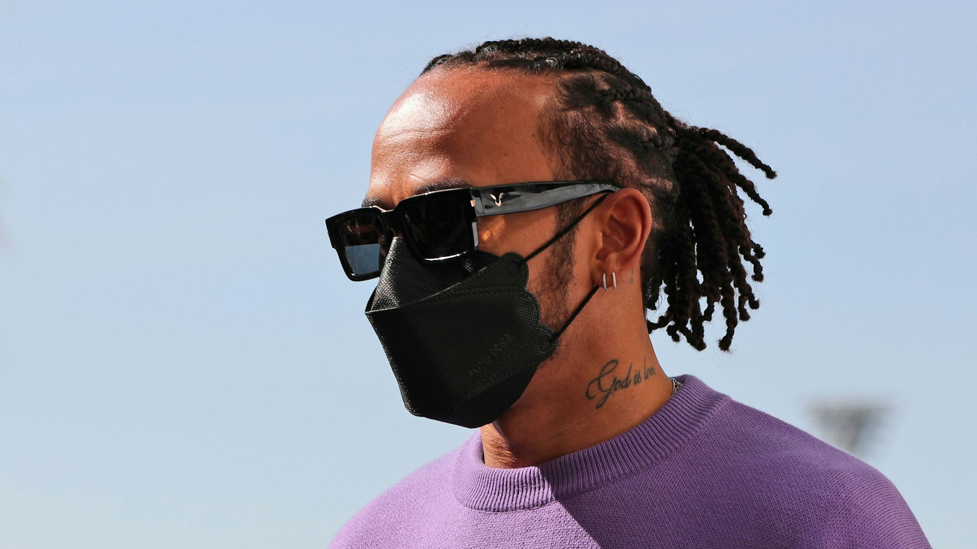 Lewis Hamilton aus Großbritannien vom Team Mercedes trägt einen Mund-Nasen-Schutz und kommt an der Rennstrecke Yas Marina an