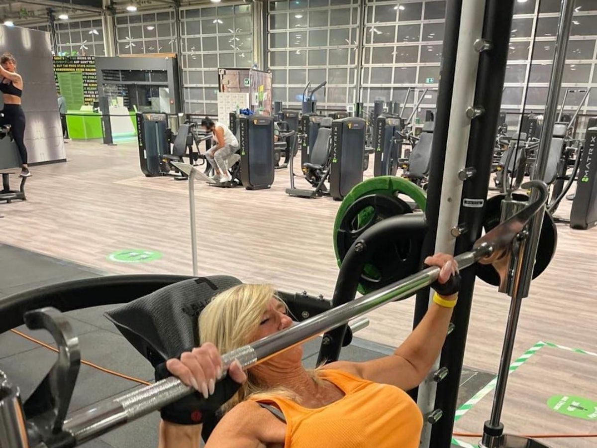 Die fitte Brigitte auf der Hantelbank.