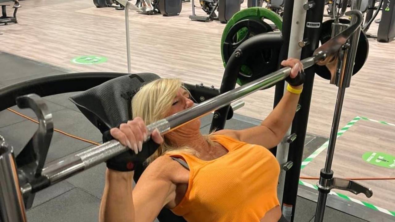 Die fitte Brigitte auf der Hantelbank.