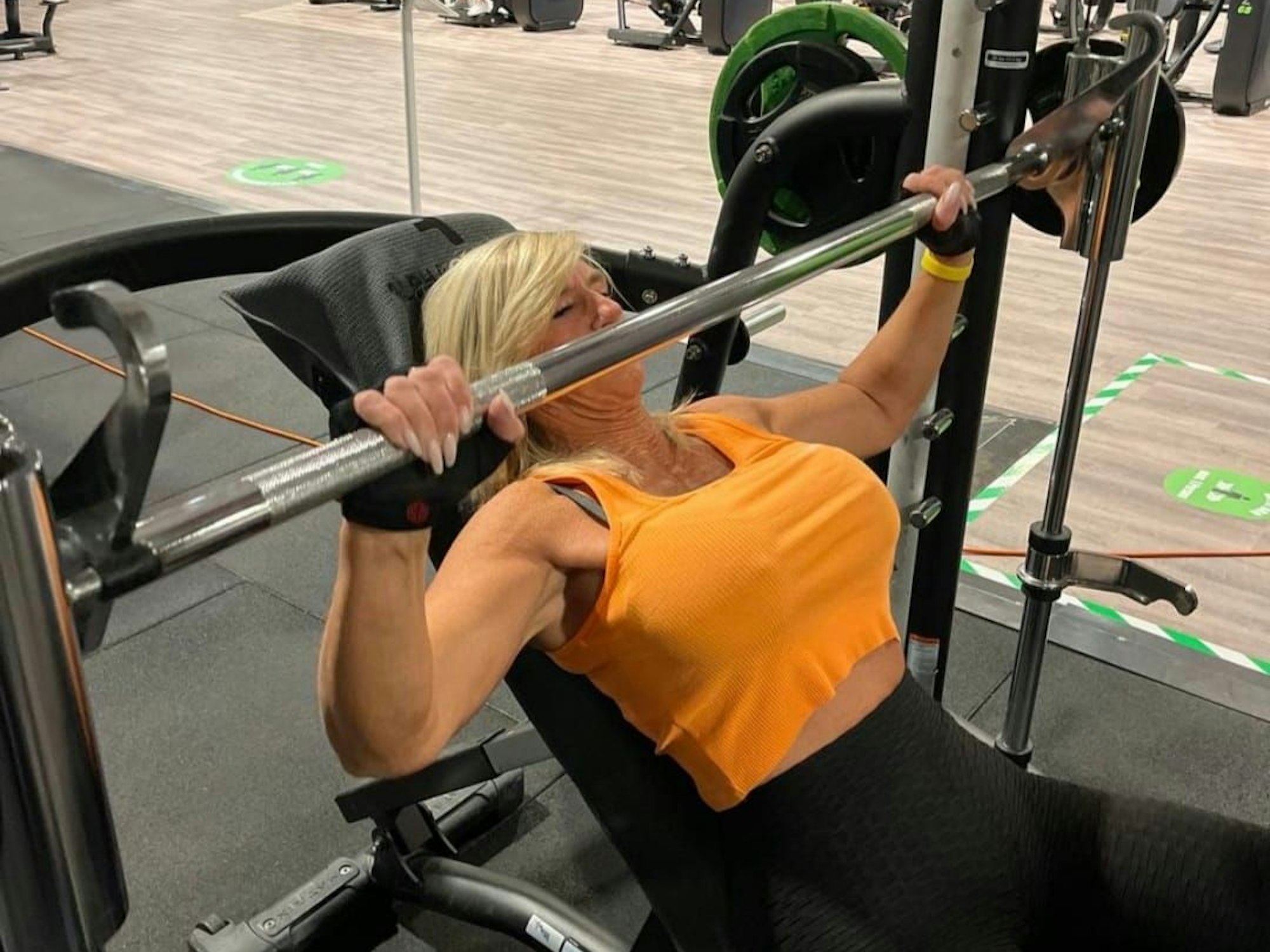 Die fitte Brigitte auf der Hantelbank.