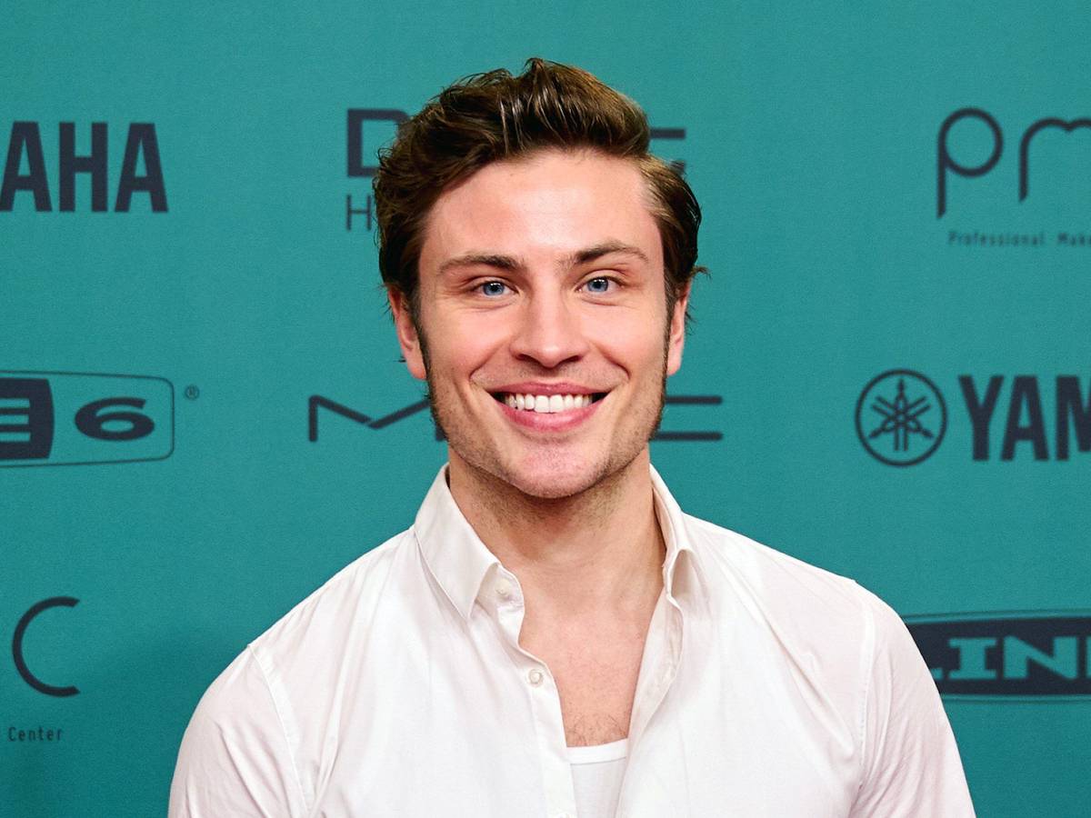 Jannik Schümann bei der Premiere des Musicals „Ku'damm 56“ am 28.11.2021 in Berlin