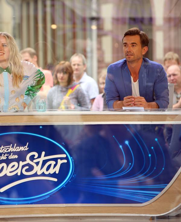 Toby Gad, Musikproduzent (l-r), Ilse DeLange, Sängerin, und Schlagerstar Florian Silbereisen, die neue Jury der RTL-Castingshow «Deutschland sucht den Superstar» (DSDS), sitzt bei der Aufzeichnung der Castings in einem Glaskasten mitten auf dem Marktplatz von Wernigerode im Harz, während hunderte Fans der bekannten RTL-Castingshow draußen um den Kubus herum stehen, um zuzuschauen.