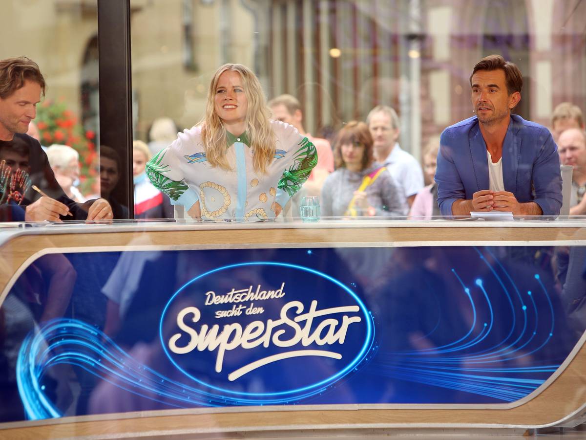 Toby Gad, Musikproduzent (l-r), Ilse DeLange, Sängerin, und Schlagerstar Florian Silbereisen, die neue Jury der RTL-Castingshow «Deutschland sucht den Superstar» (DSDS), sitzt bei der Aufzeichnung der Castings in einem Glaskasten mitten auf dem Marktplatz von Wernigerode im Harz, während hunderte Fans der bekannten RTL-Castingshow draußen um den Kubus herum stehen, um zuzuschauen.