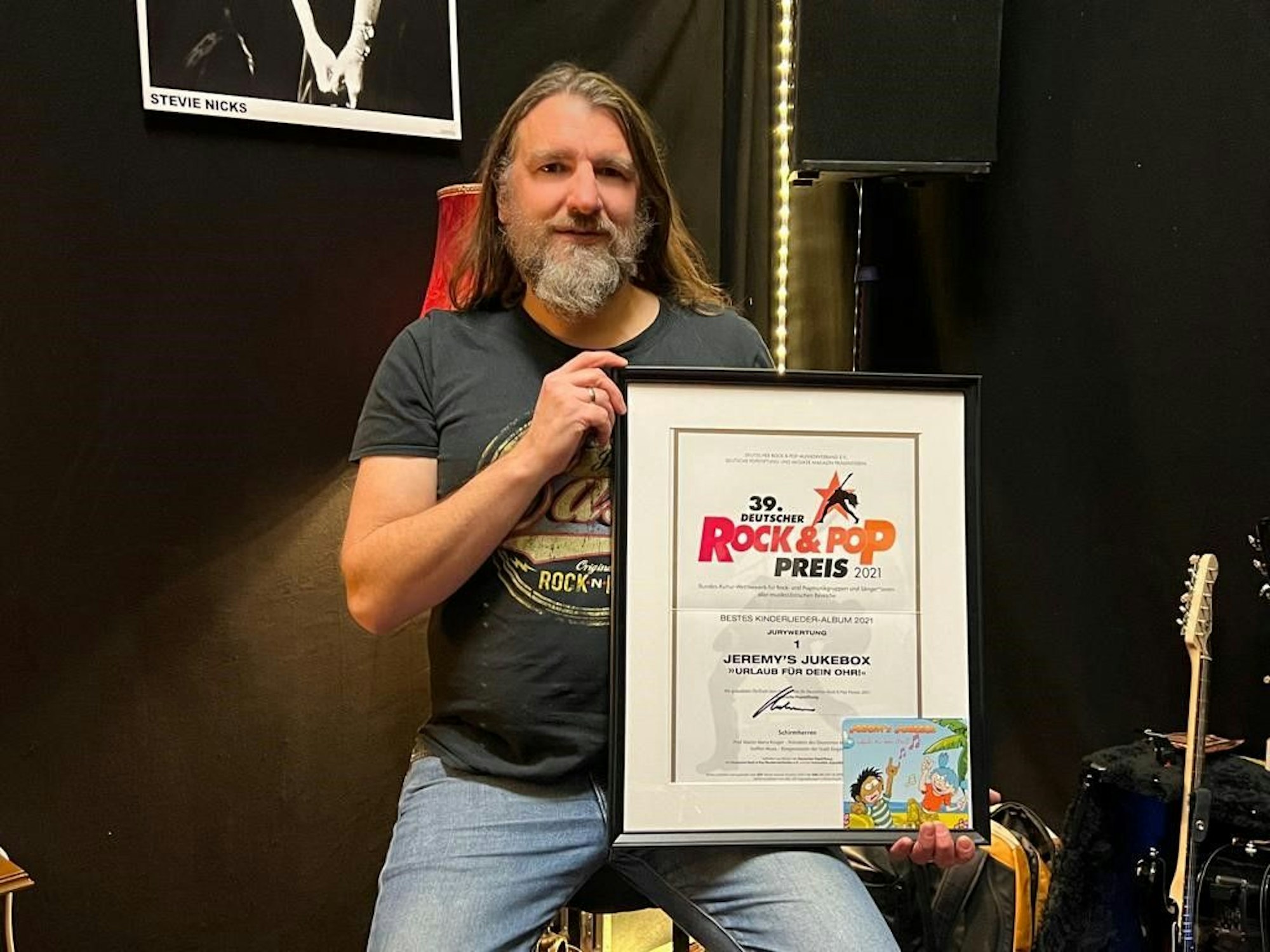 Justus Kopanski hält die Urkune in die Kamera.