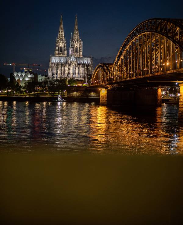 18.05.2021, Köln: Der angestrahlte Kölner Dom (Hohe Domkirche St. Petrus) leuchtet in der Nacht. I