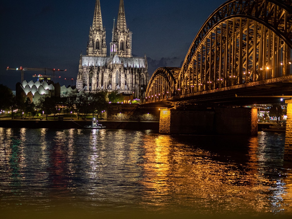 18.05.2021, Köln: Der angestrahlte Kölner Dom (Hohe Domkirche St. Petrus) leuchtet in der Nacht. I