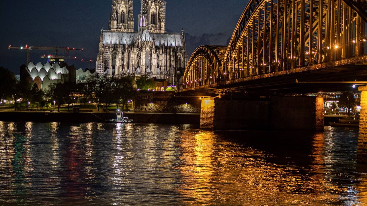 18.05.2021, Köln: Der angestrahlte Kölner Dom (Hohe Domkirche St. Petrus) leuchtet in der Nacht. I