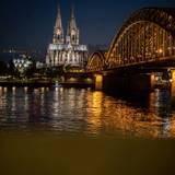 18.05.2021, Köln: Der angestrahlte Kölner Dom (Hohe Domkirche St. Petrus) leuchtet in der Nacht. I