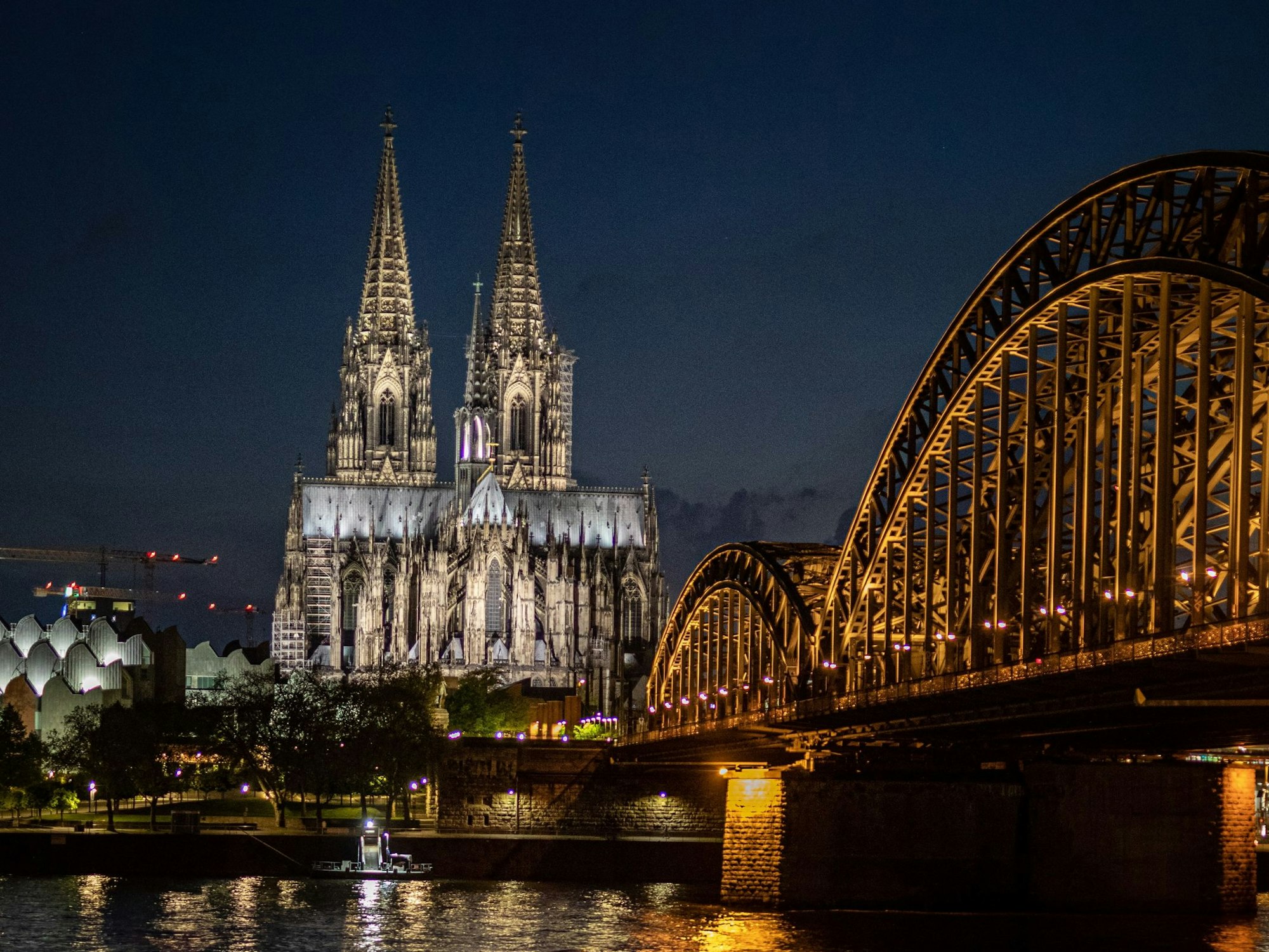 18.05.2021, Köln: Der angestrahlte Kölner Dom (Hohe Domkirche St. Petrus) leuchtet in der Nacht. I