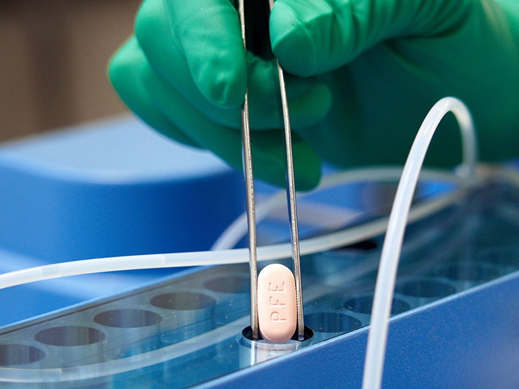 Das Foto zeigt die neuen Pillen gegen Covid-19.