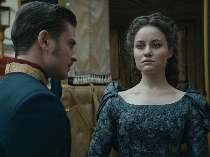 Sisi (Dominique Devenport, r.) und Kaiser Franz (Jannik Schümann, l.) betrauern den Tod ihrer Tochter Sophie. Die Verwendung des sendungsbezogenen Materials ist nur mit dem Hinweis und Verlinkung auf RTL+ gestattet.