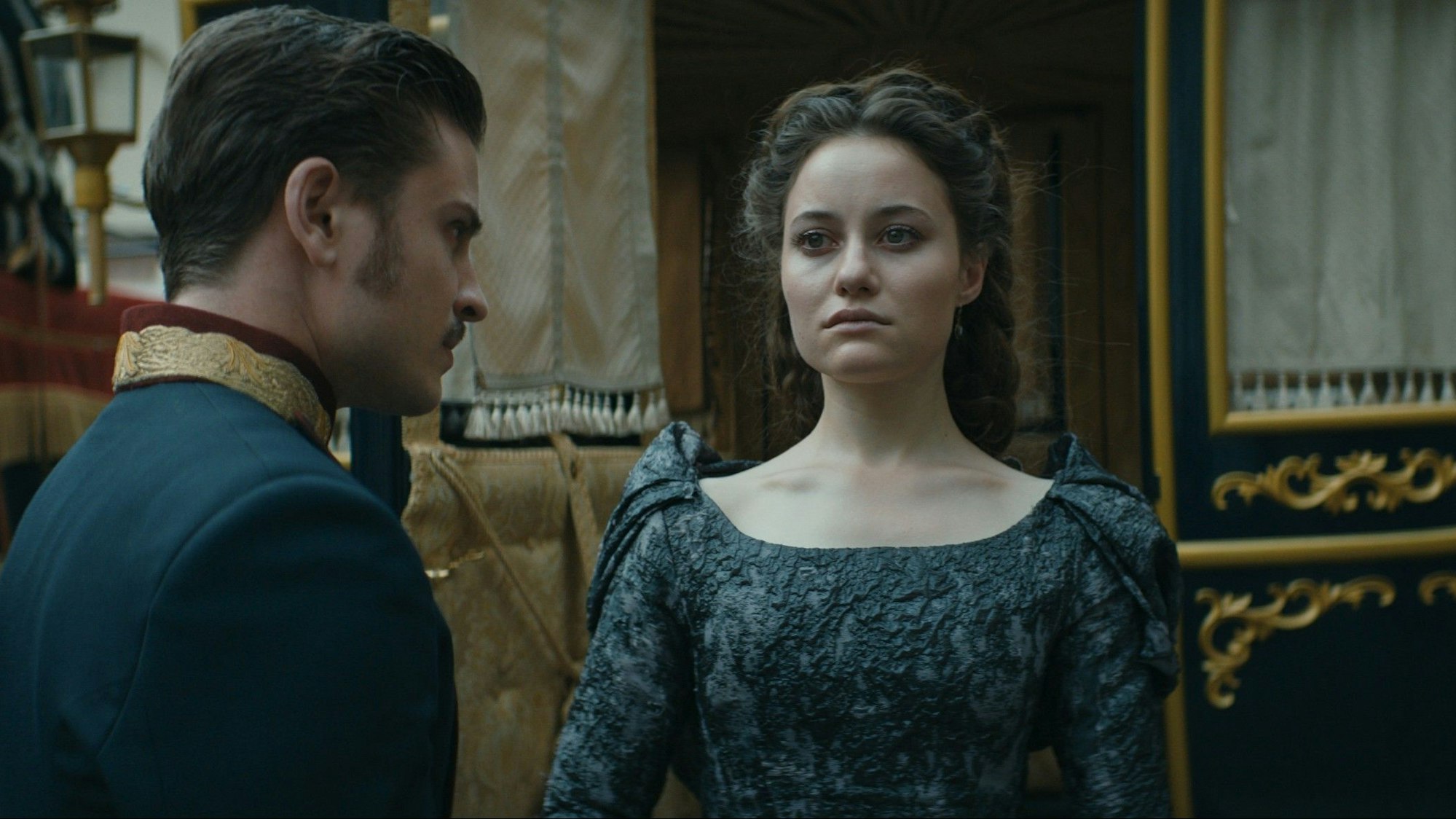 Sisi (Dominique Devenport, r.) und Kaiser Franz (Jannik Schümann, l.) betrauern den Tod ihrer Tochter Sophie. Die Verwendung des sendungsbezogenen Materials ist nur mit dem Hinweis und Verlinkung auf RTL+ gestattet.