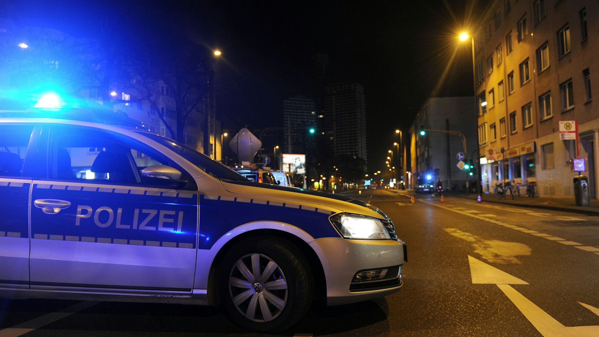 Ein Polizeiwagen mit Blaulicht auf einer Kölner Straße