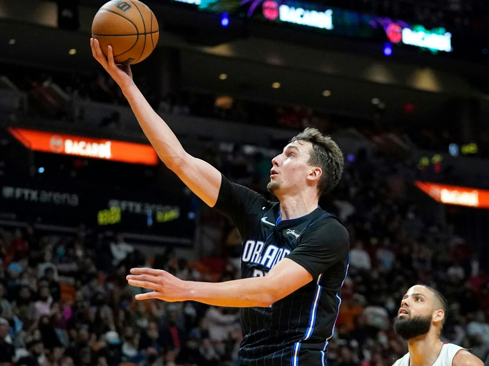 Franz Wagner springt mit dem Ball in der Hand hoch zum Korb.