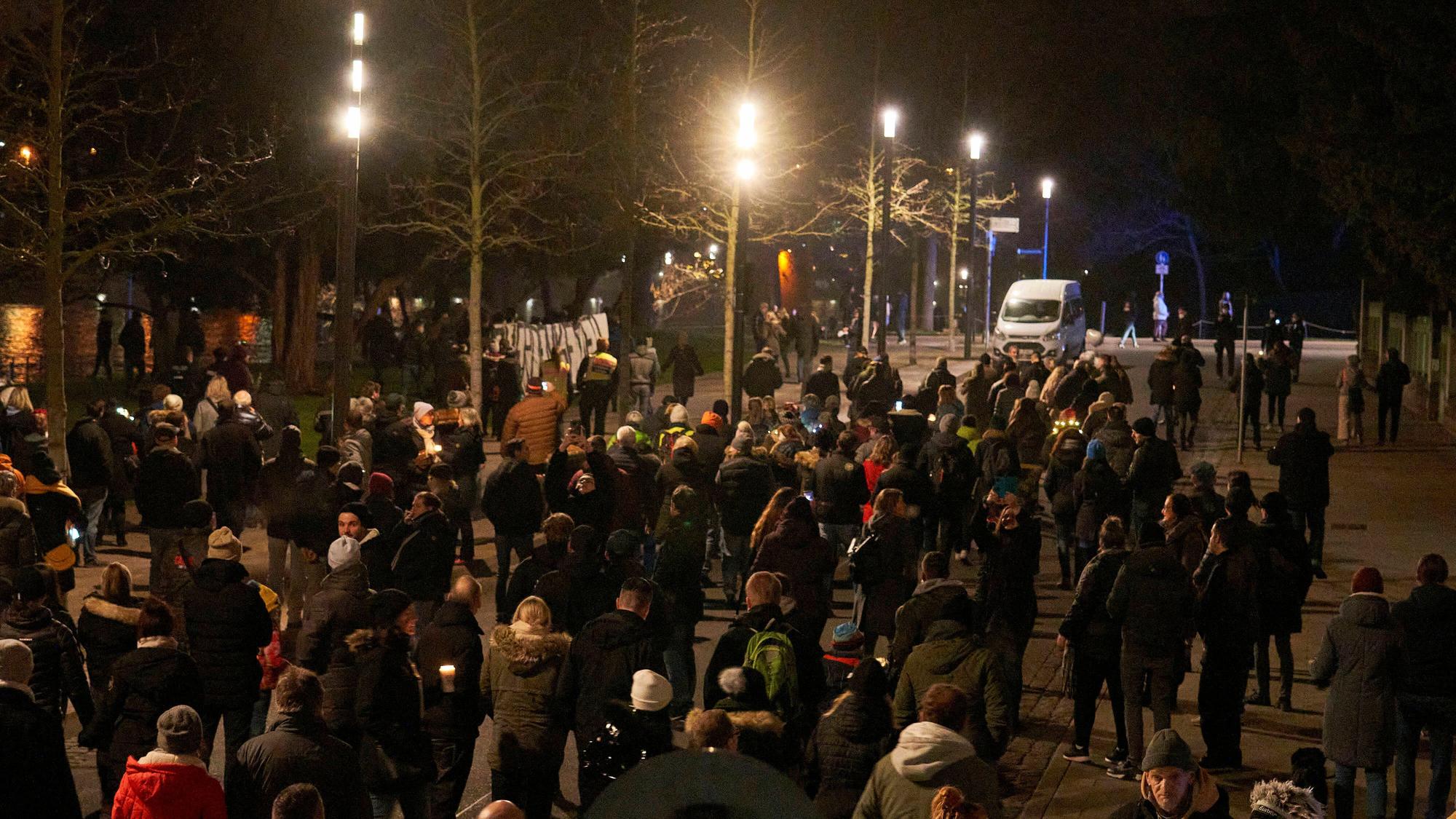 Etwa 1.500 Menschen haben während eines sogenannten Lichter-Spaziergangs gegen die Corona-Maßnahmen und eine mögliche Impfpflicht protestiert.